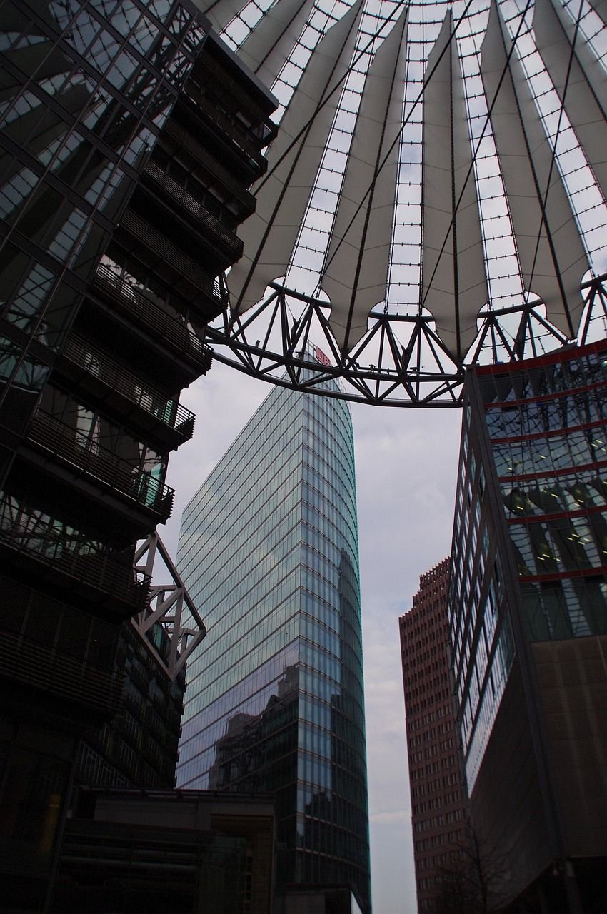 Vista de Potsdamer Platz en Berlín con sus rascacielos y arquitectura contemporánea.