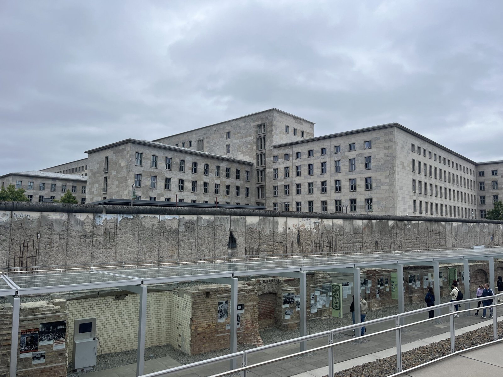 Vista exterior de la Topografía del Terror, museo sobre el régimen nazi en Berlín.