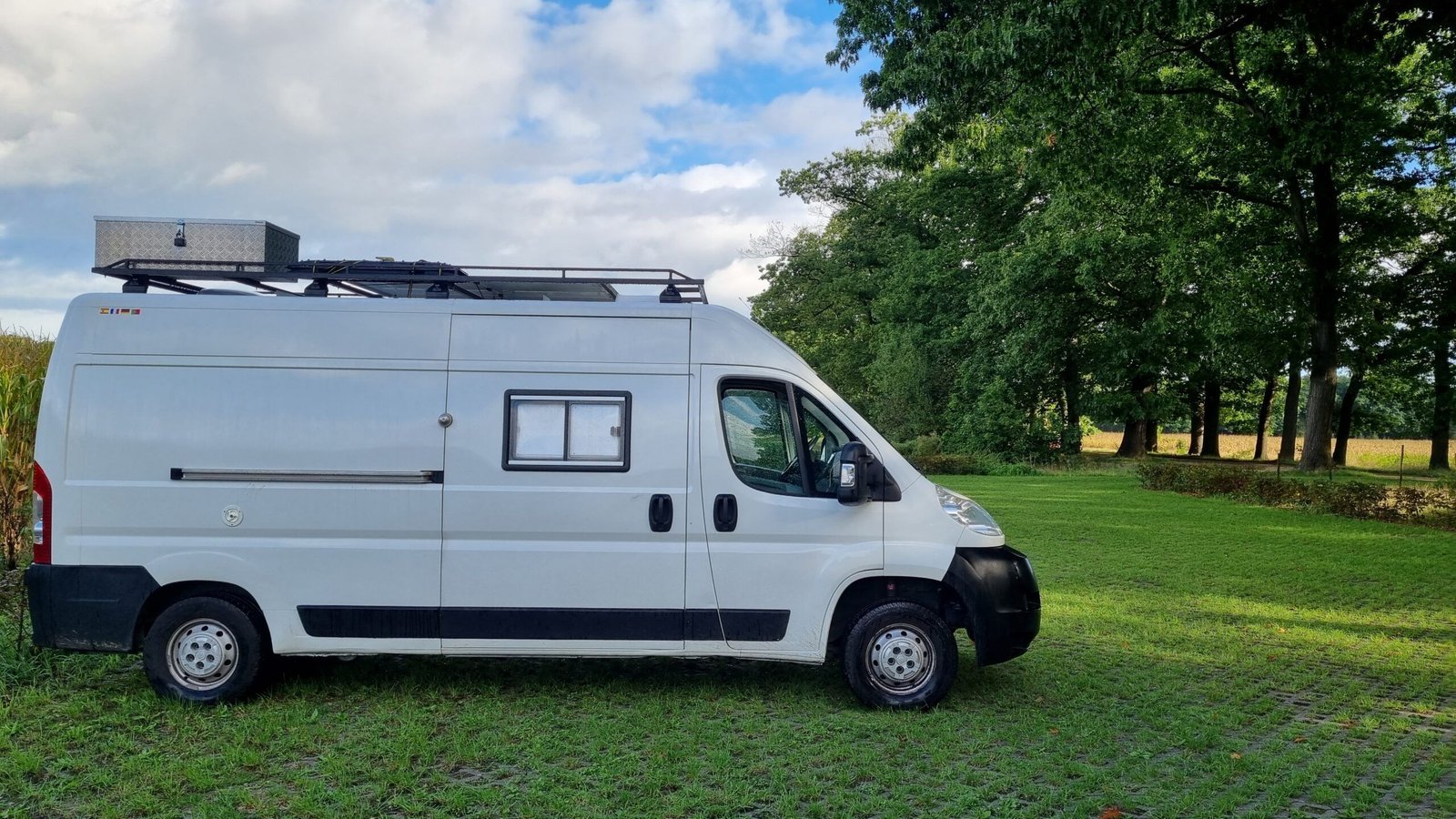 Viajando en camper por una autopista o carretera secundaria en Alemania