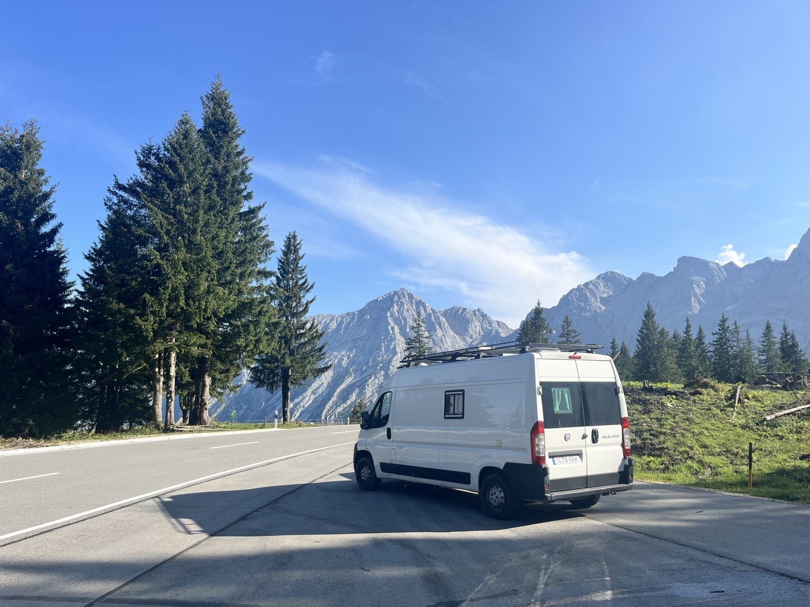 Viajando en camper por una autopista o carretera secundaria en Alemania