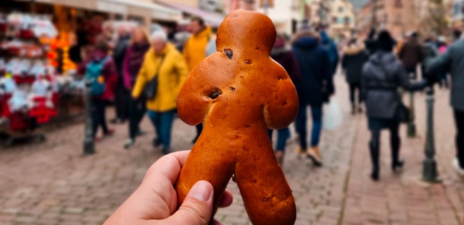 Mercados de Alsacia en Navidad con dulces típicos como el mannele
