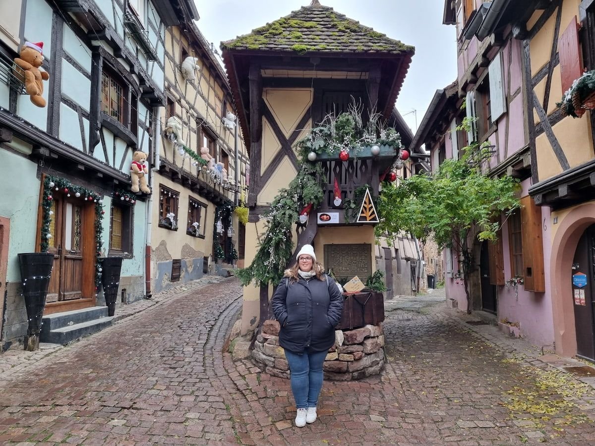 Casas con entramado de madera y luces navideñas en Eguisheim, Alsacia.