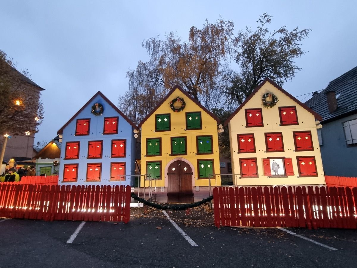 Calendario de Adviento viviente en la plaza del ayuntamiento de Turckheim decorado por Navidad