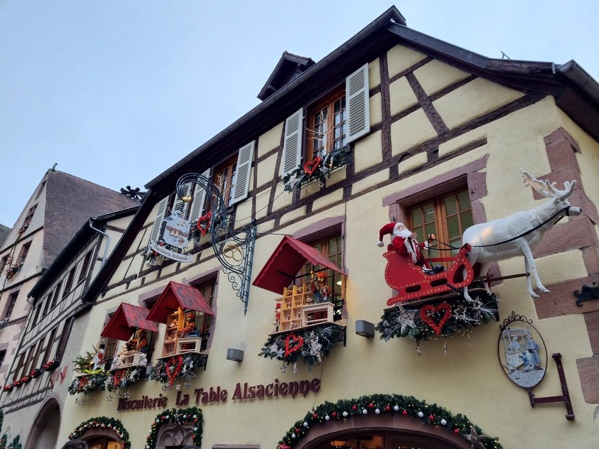 Mercado de Navidad en el centro histórico de Kaysersberg decorado con luces y elementos tradicionales