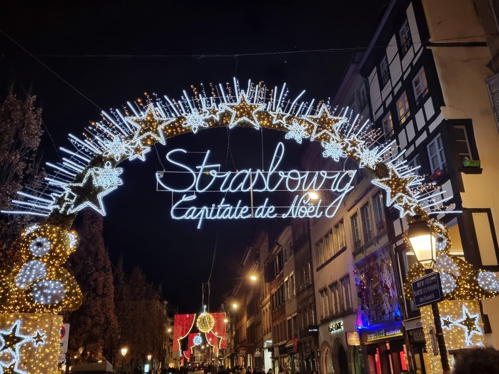 Cartel iluminado de “Strasbourg, Capitale de Noël” en la entrada del casco histórico.