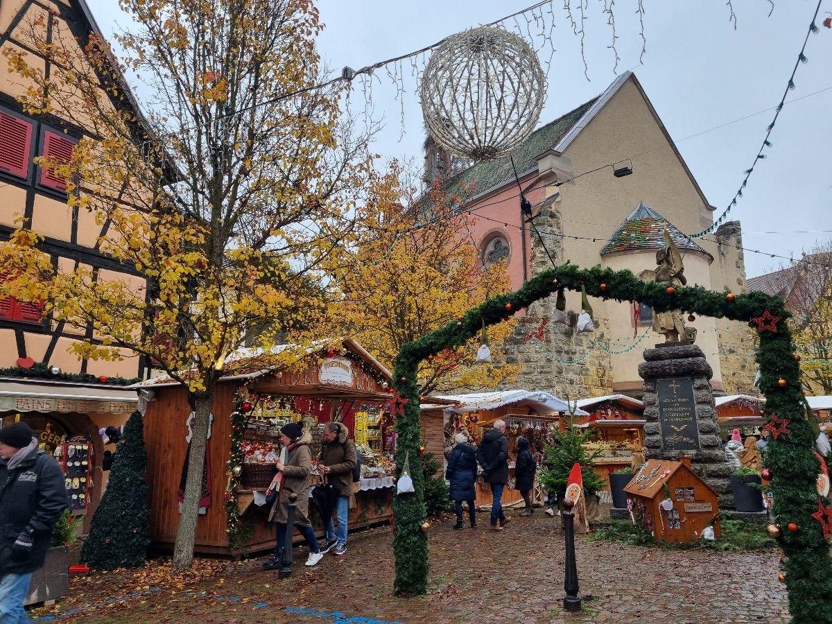 Mercado navideño en Alsacia con luces y puestos tradicionales