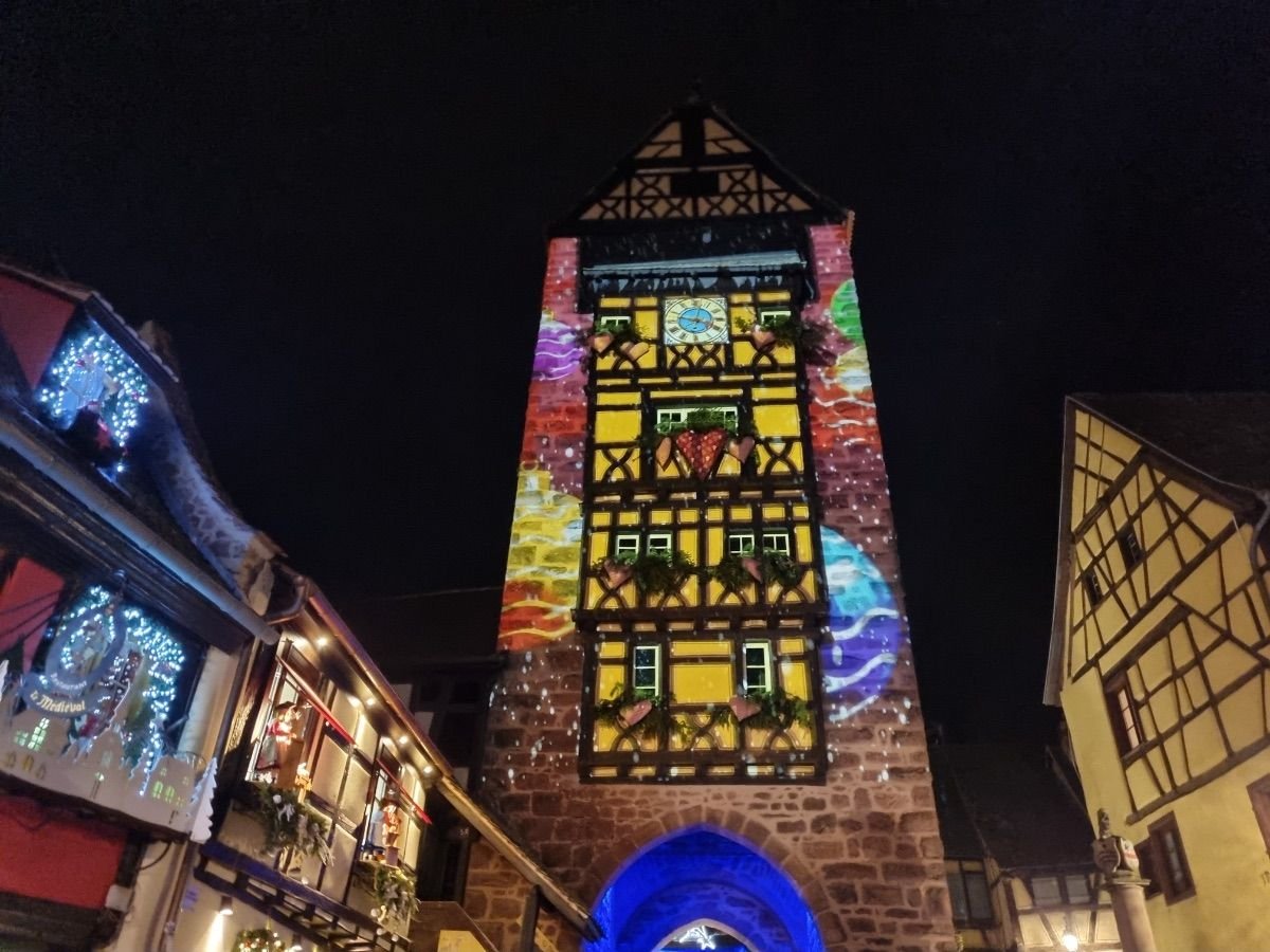 Decoración navideña en el pueblo de Riquewihr, Alsacia