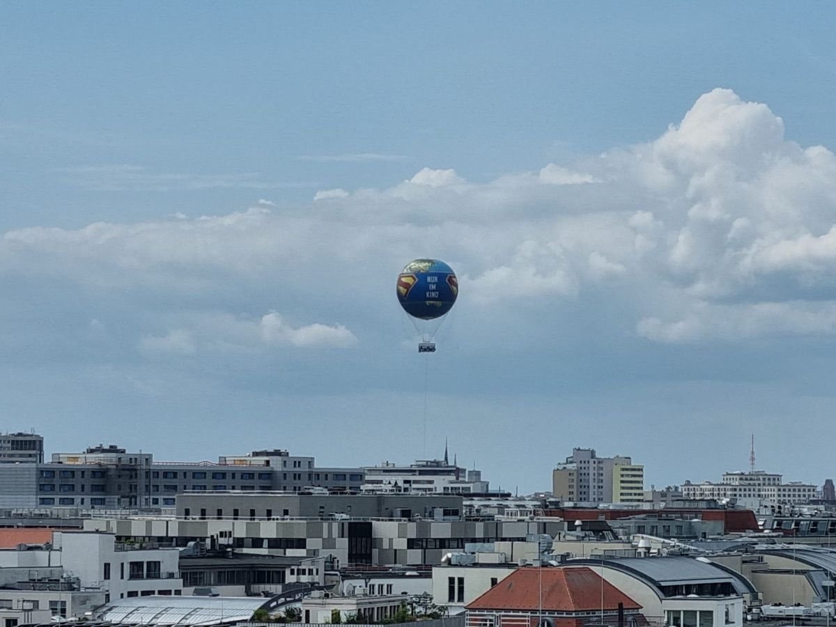 Globo aerostático Hi-Flyer en Berlín elevándose con vistas de la ciudad