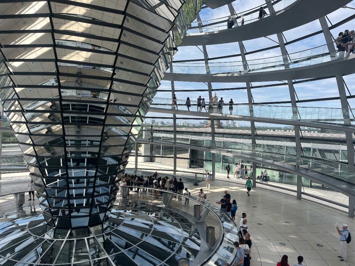 Vista panorámica desde la cúpula del Reichstag en Berlín al atardecer
