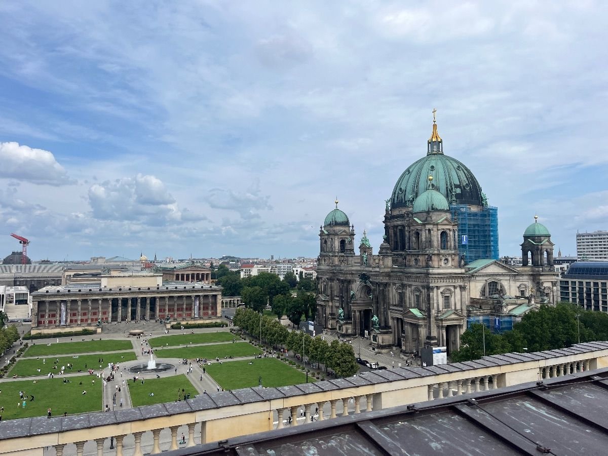 Terraza panorámica del Humboldt Forum con vistas a la Catedral de Berlín y la Isla de los Museos