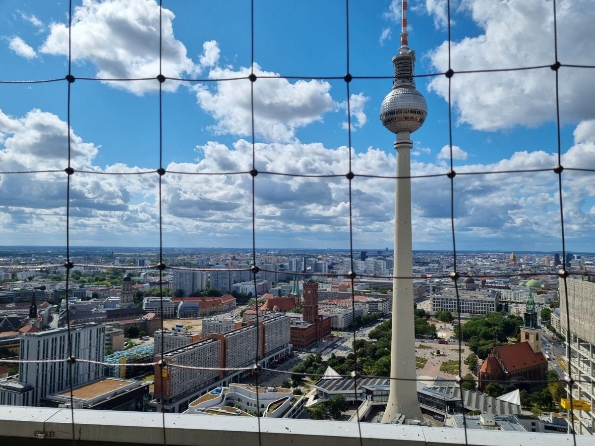 Vista panorámica de Berlín desde la azotea del hotel Park Inn, con la Torre de Televisión en primer plano