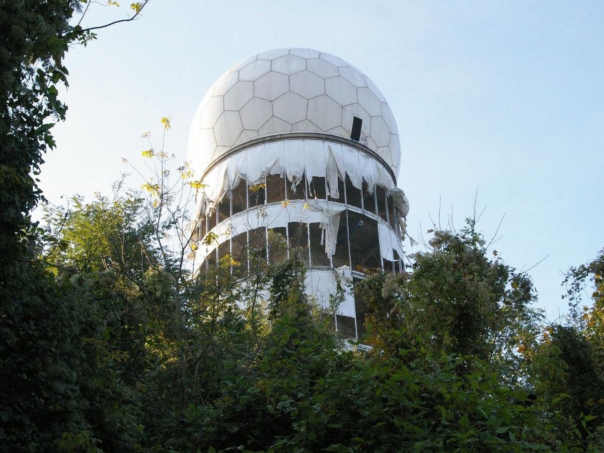 Vista desde lo alto del Teufelsberg en Berlín, entre antenas abandonadas y arte urbano