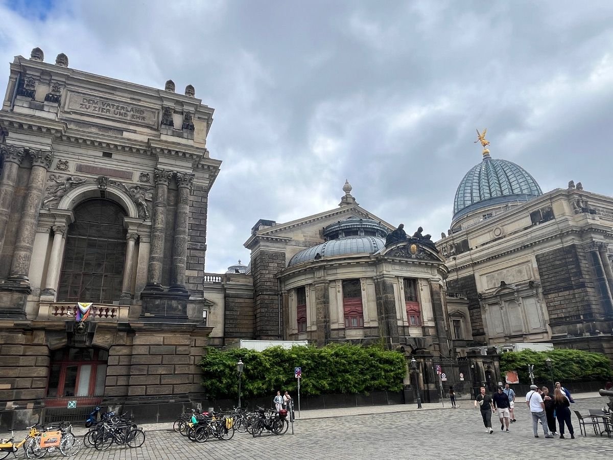 Fachada de la Academia de Bellas Artes de Dresde con la cúpula Zitronenpresse