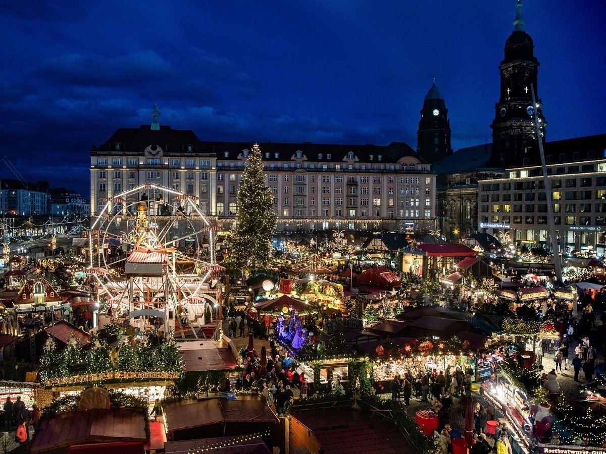 Plaza Altmarkt de Dresde con ambiente local
