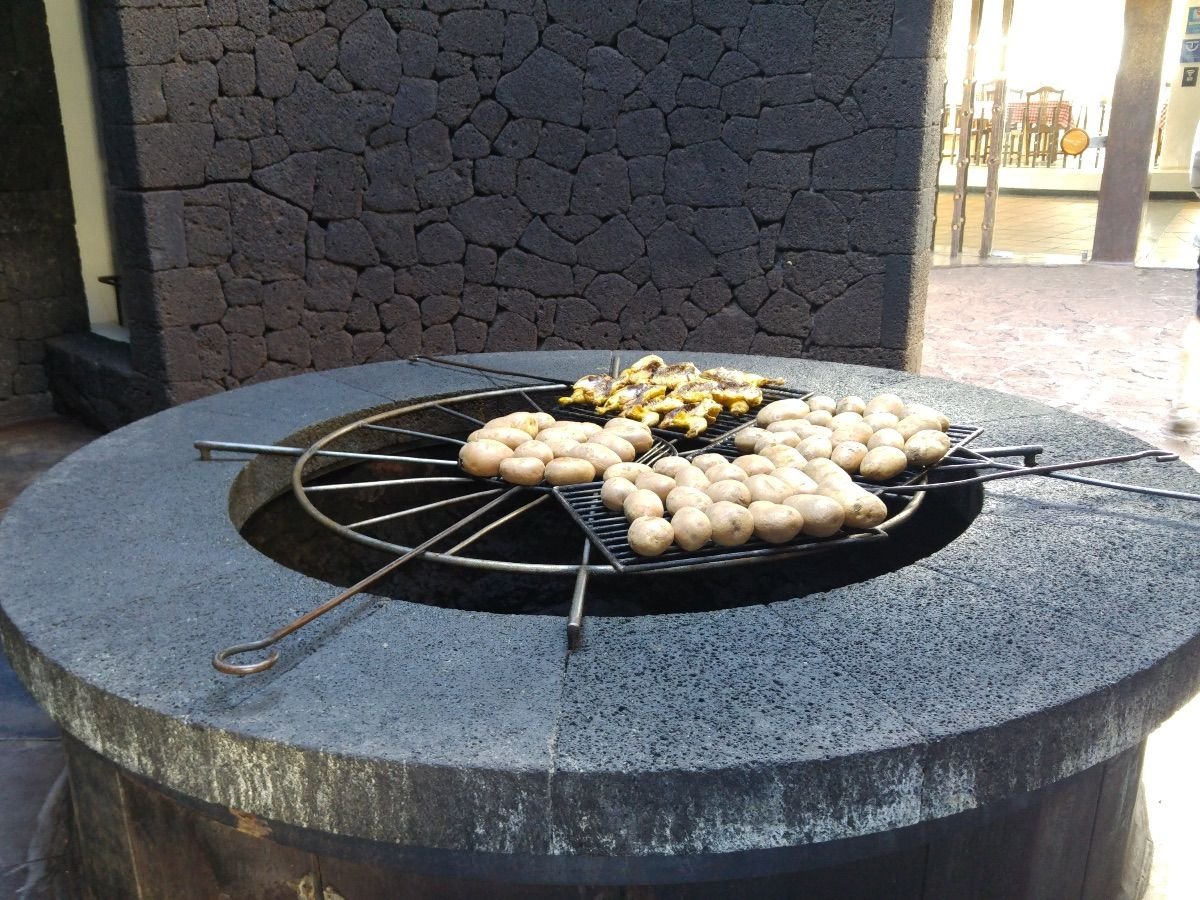 Comida cocinándose con el calor volcánico en el Parque Nacional de Timanfaya, Lanzarote.