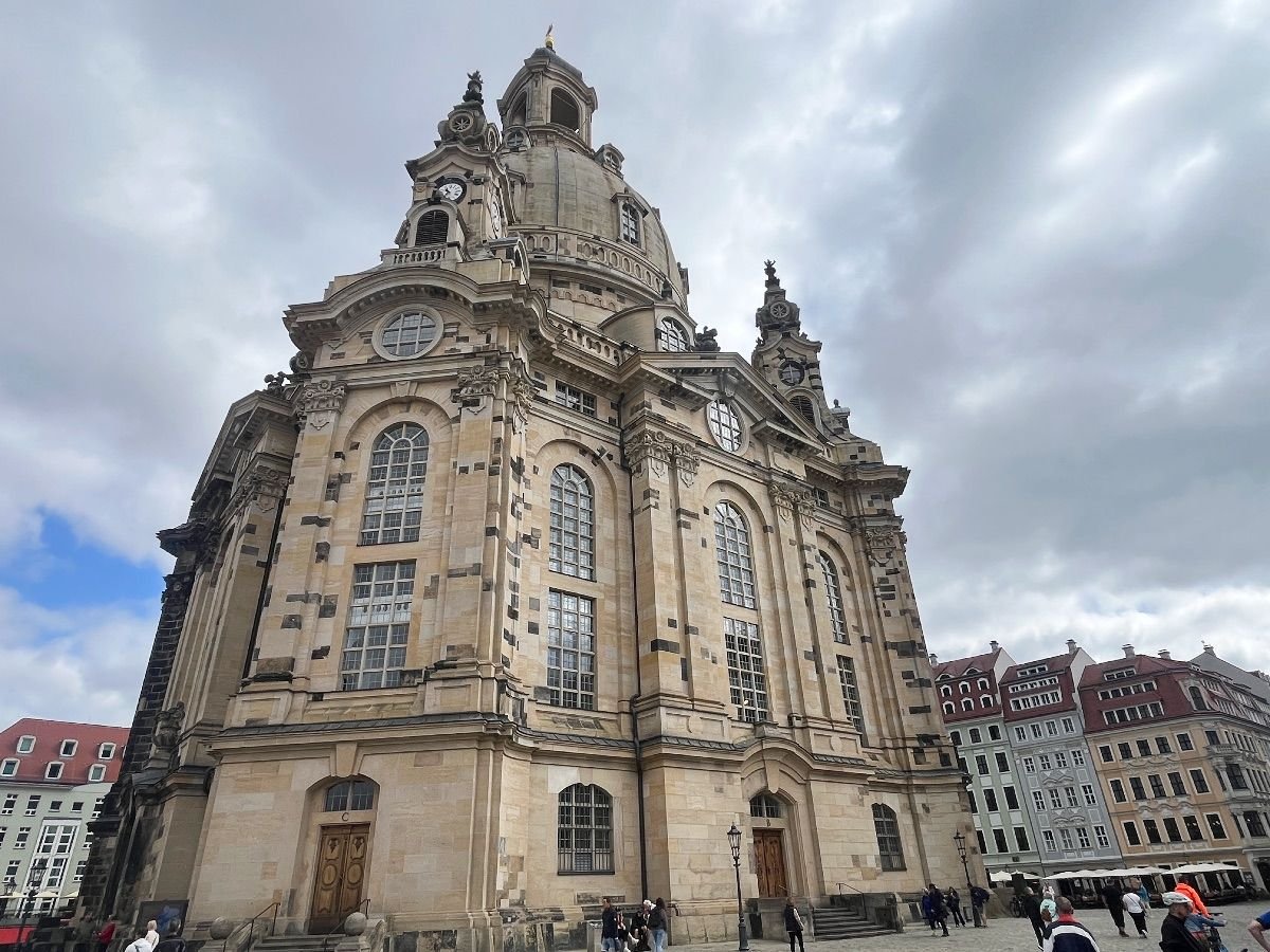 Iglesia Frauenkirche de Dresde iluminada