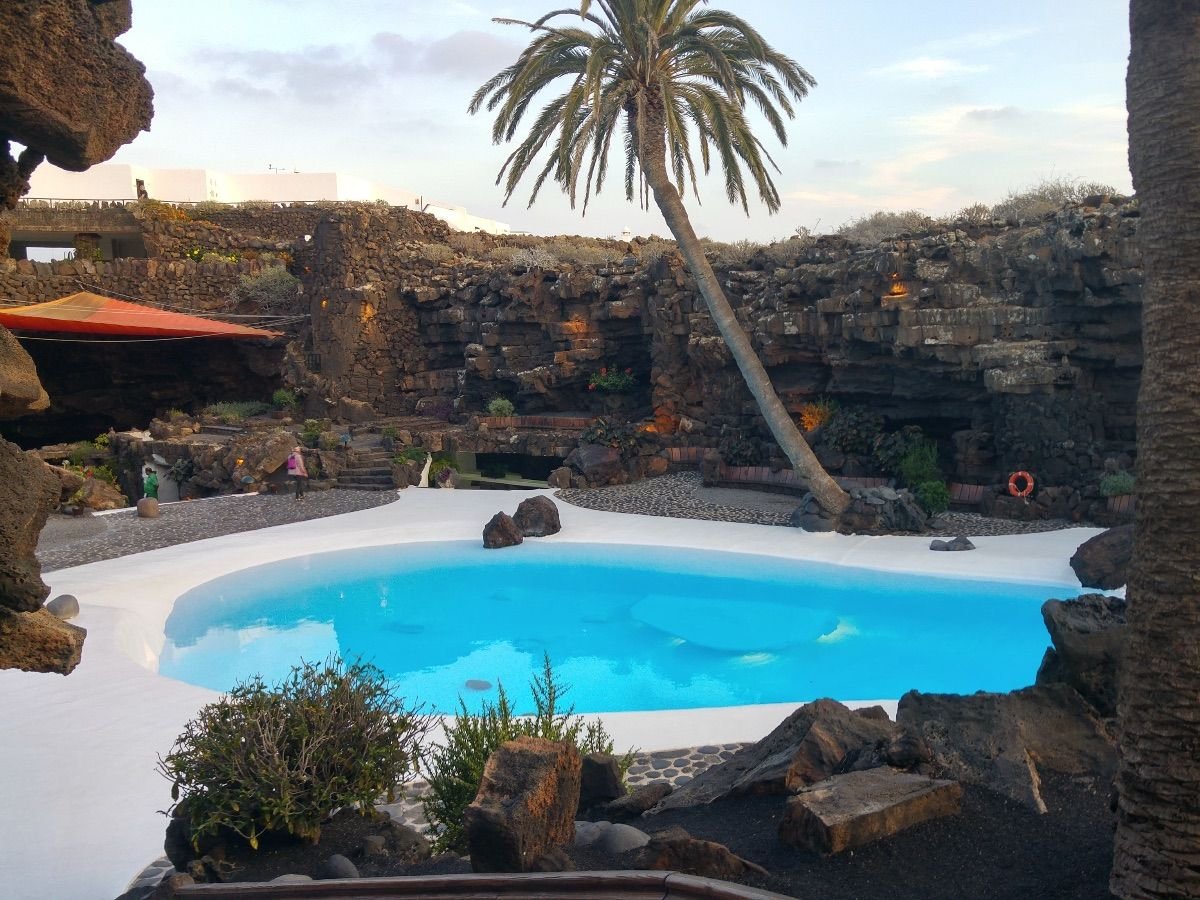 Interior de los Jameos del Agua en Lanzarote, obra de César Manrique, con su lago natural y la famosa piscina blanca.