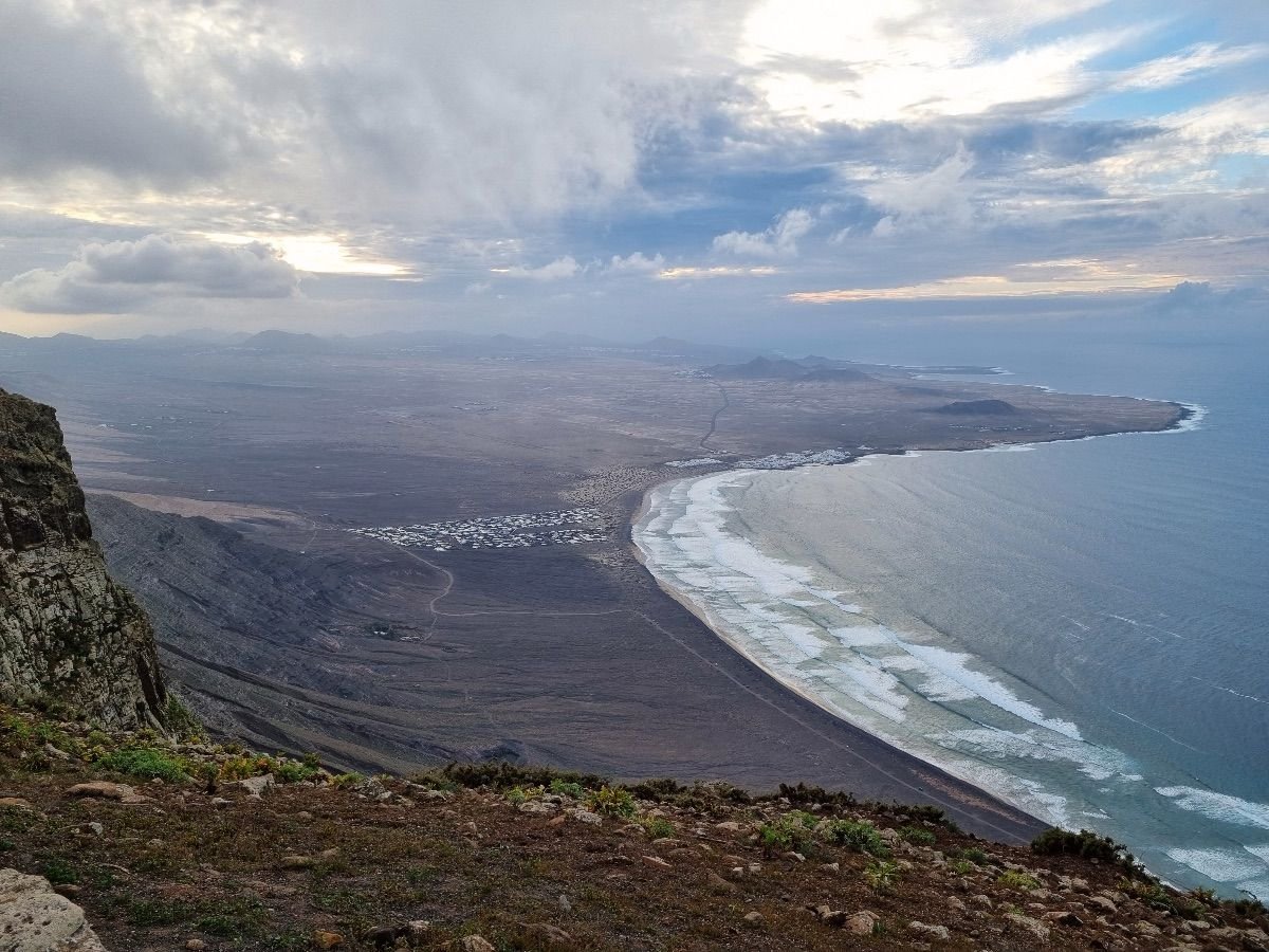 Vistas desde el Mirador del Bosquecillo en Lanzarote, con el risco de Famara y el océano Atlántico al fondo.
