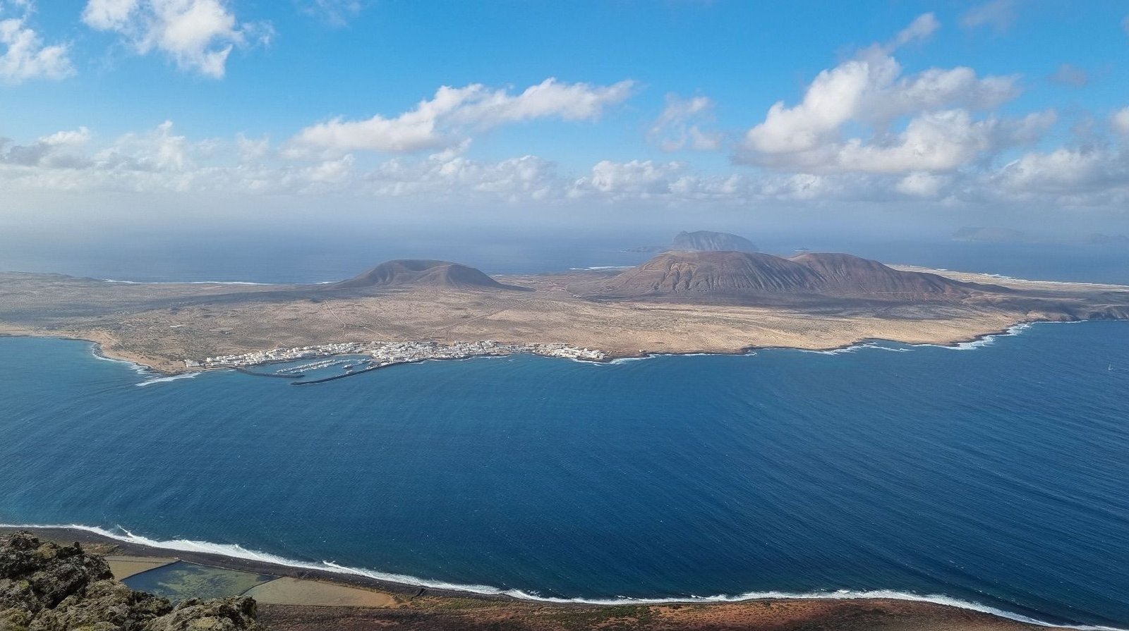 Panorámica desde el Mirador del Río en Lanzarote, con vistas a la isla de La Graciosa y al Archipiélago Chinijo.