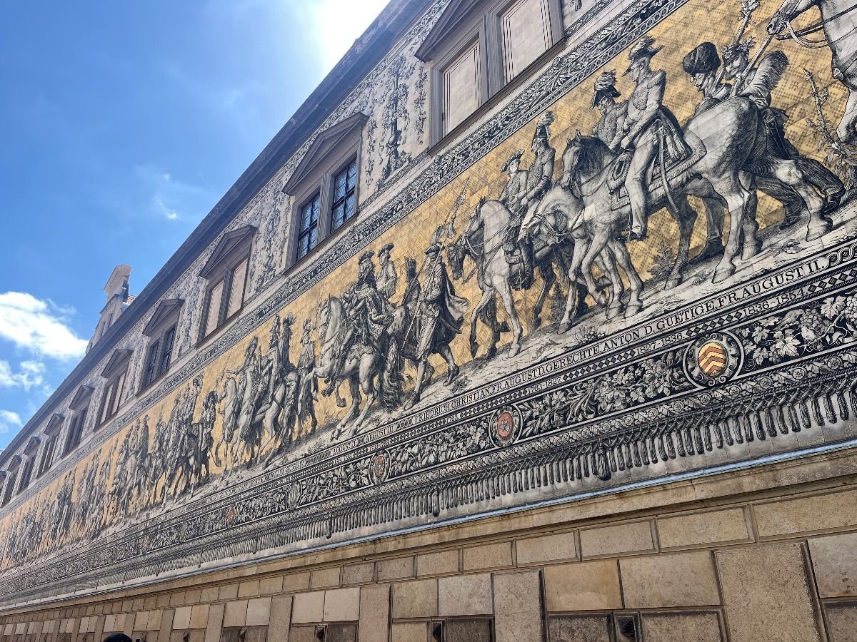 Mural Fürstenzug en Dresde con la procesión de los príncipes de Sajonia