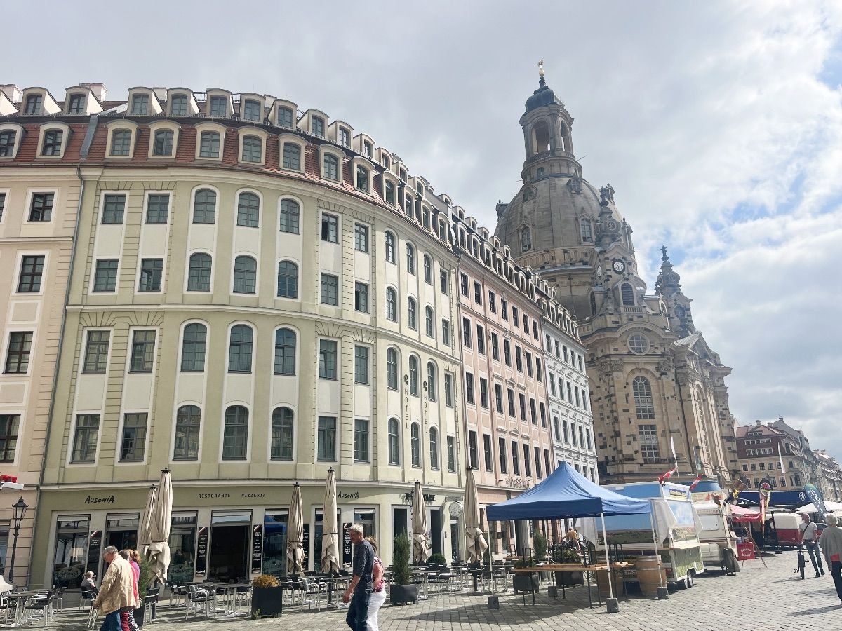 Plaza Neumarkt de Dresde con la Frauenkirche al fondo