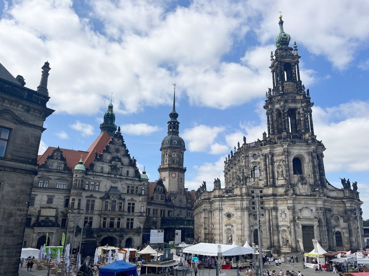 Plaza Schloßplatz en Dresde con edificios barrocos