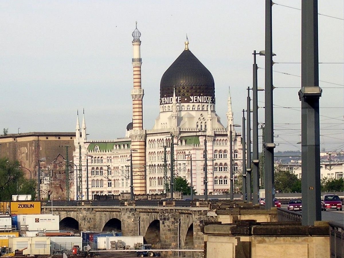 Edificio Yenidze de Dresde con su cúpula de cristal y minaretes