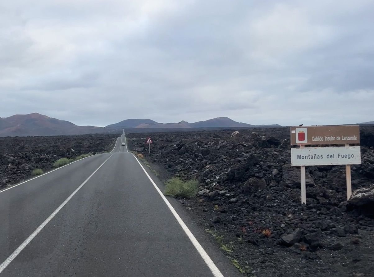 Carretera rodeada de lava volcánica