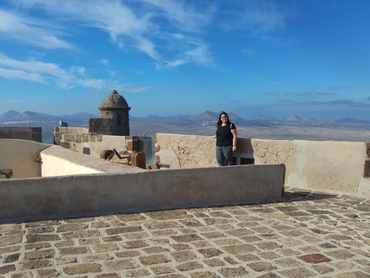 Castillo de Santa Bárbara en Teguise sobre el volcán Guanapay con vistas panorámicas.