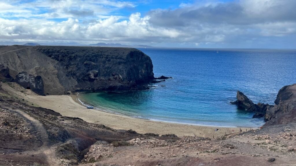 Playa de Papagayo, una de las paradas imprescindibles en una ruta por Lanzarote en 3 días.