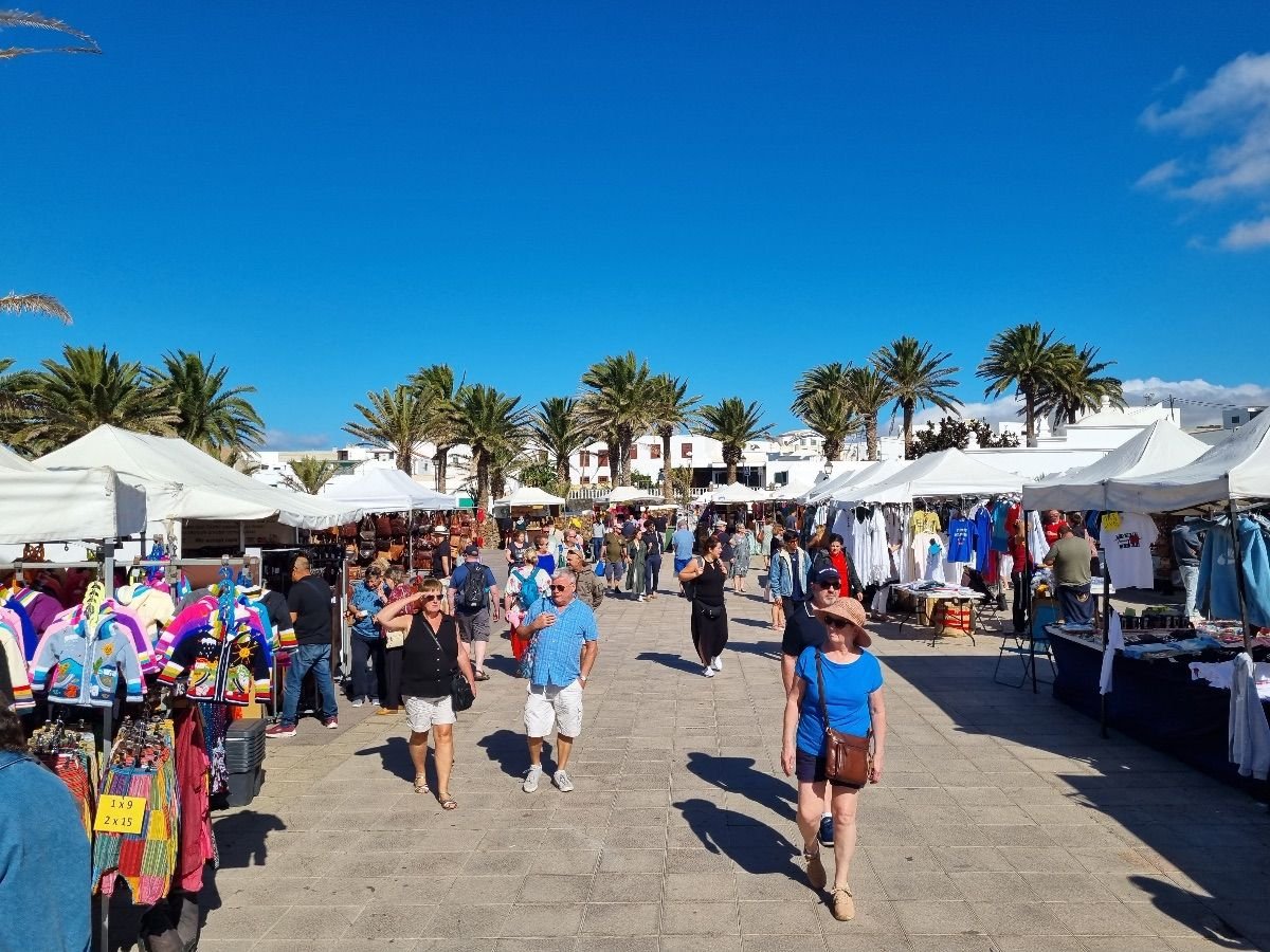 Puestos del mercadillo de Teguise durante el mercado dominical.