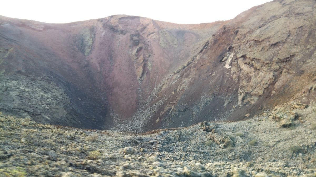 Vista de los cráteres y coladas de lava del Parque Nacional de Timanfaya durante la Ruta de los Volcanes.