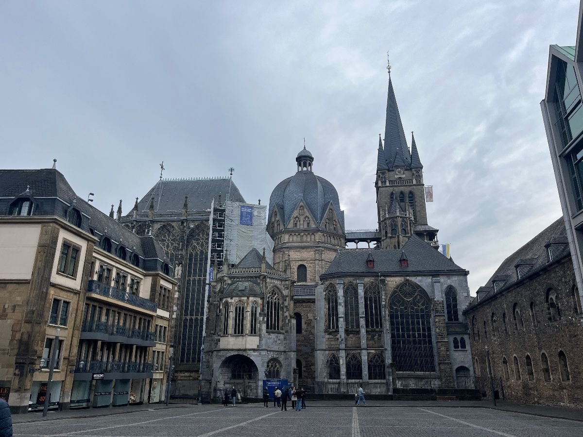 Plaza Katschhof con la Catedral de Aquisgrán al fondo