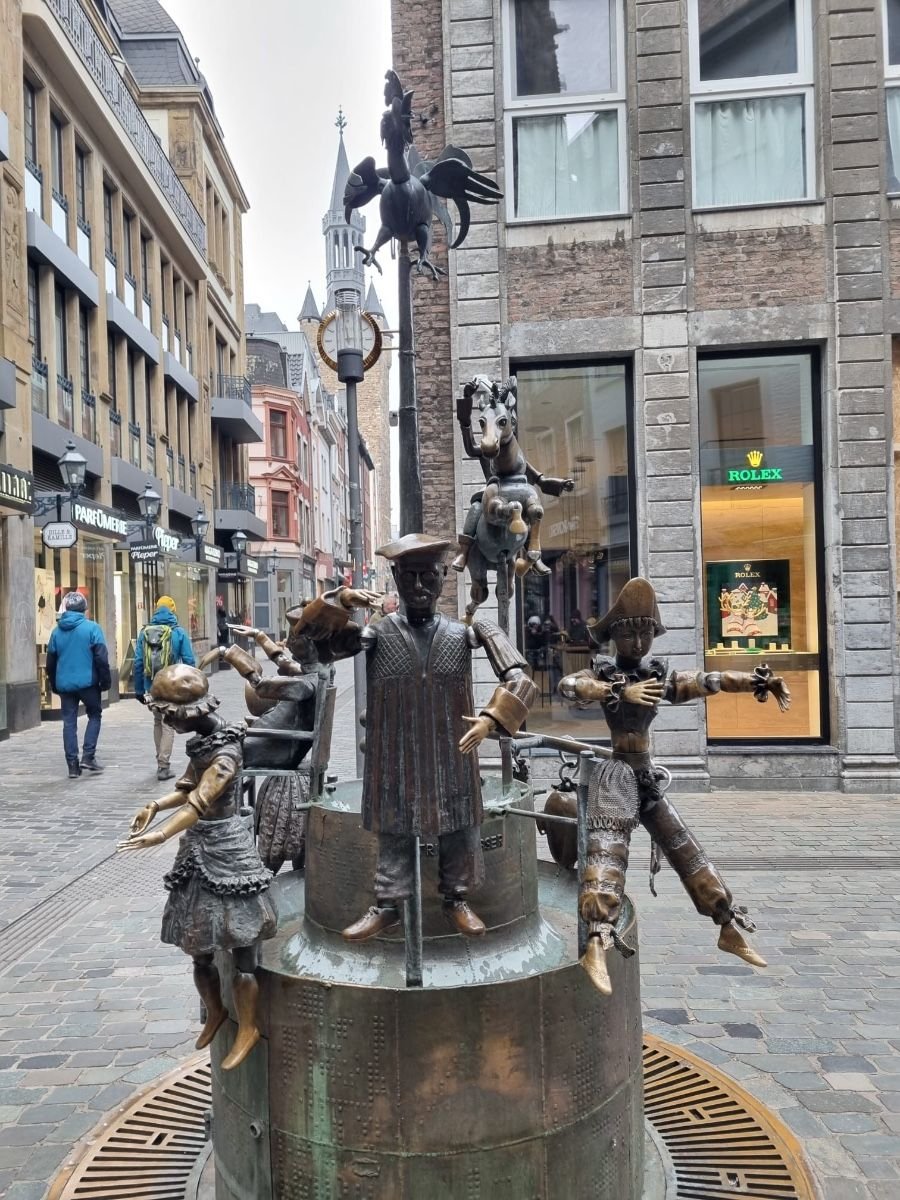 puppenbrunnen aquisgran fuente marionetas