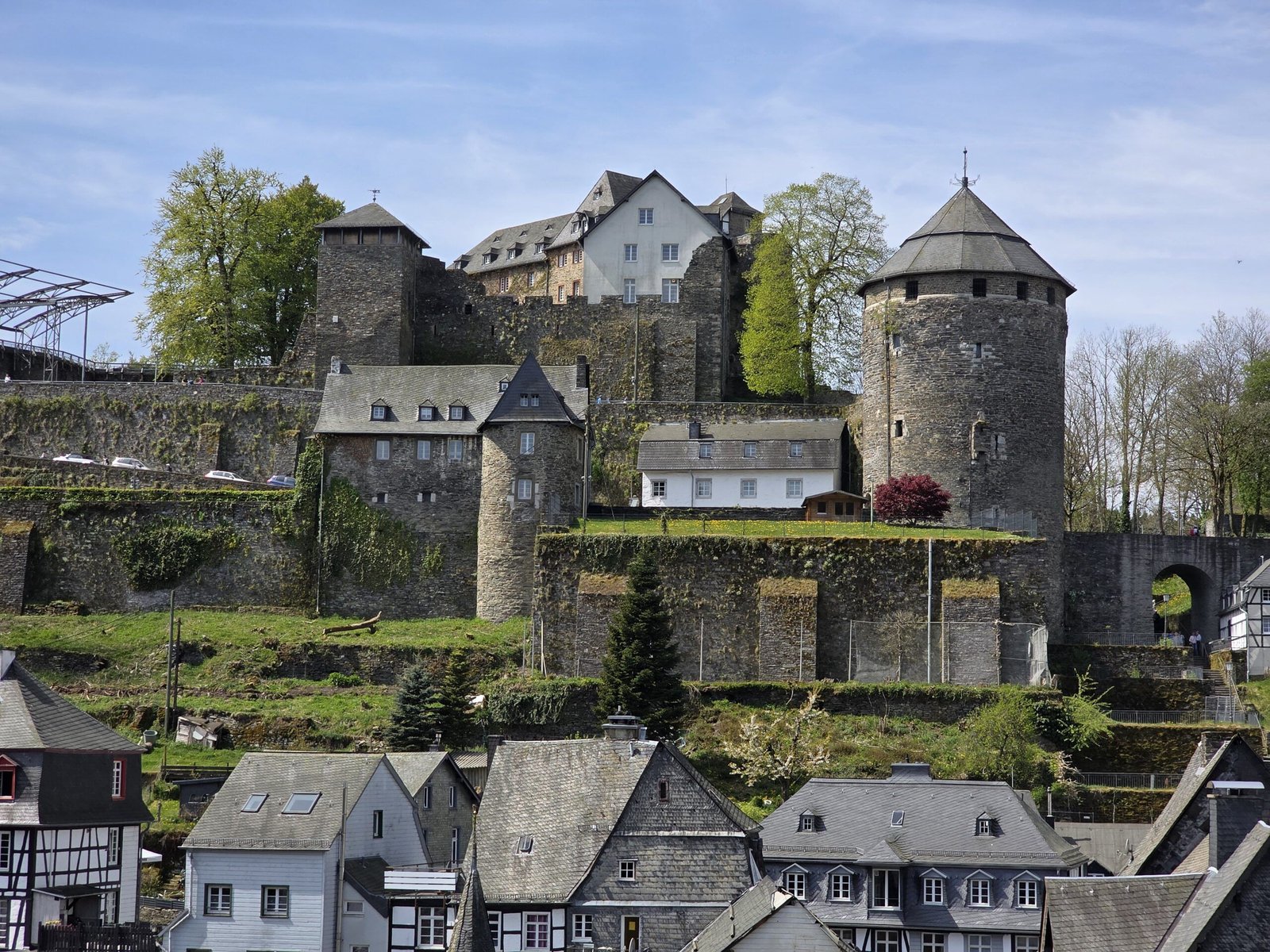 Castillo de Monschau sobre el casco antiguo
