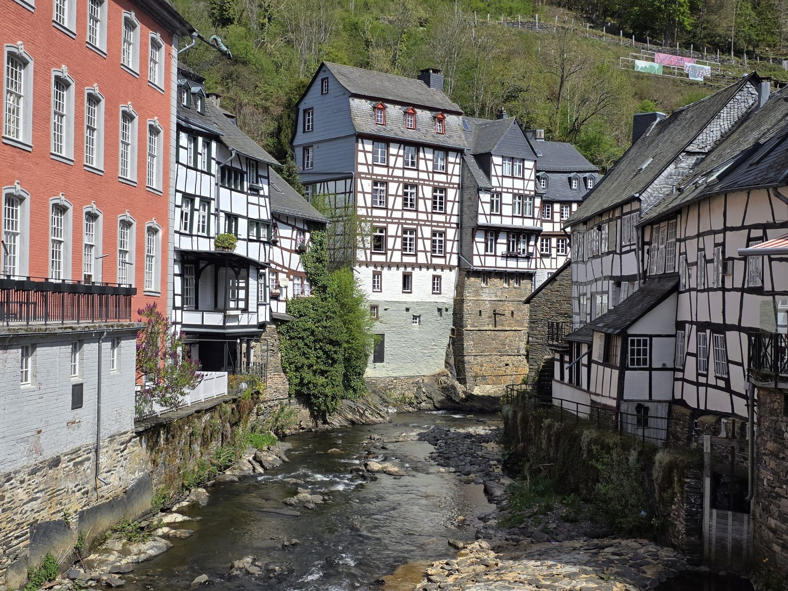 Casas de entramado de madera junto al río Rur en Monschau