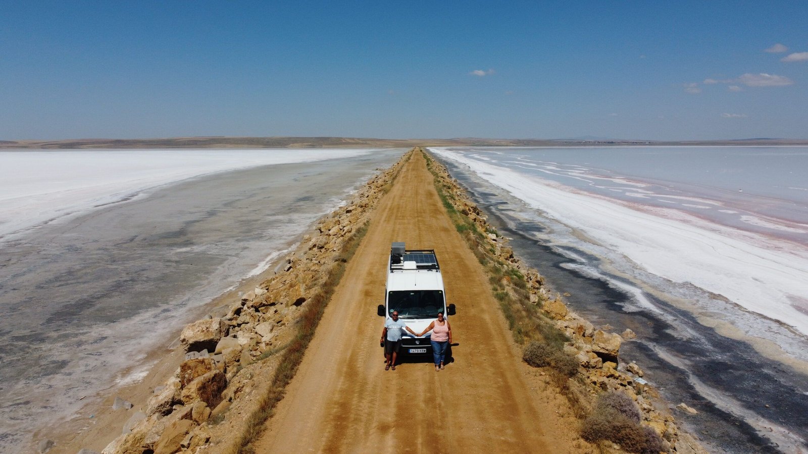 viajar en camper por carretera infinita vista aérea