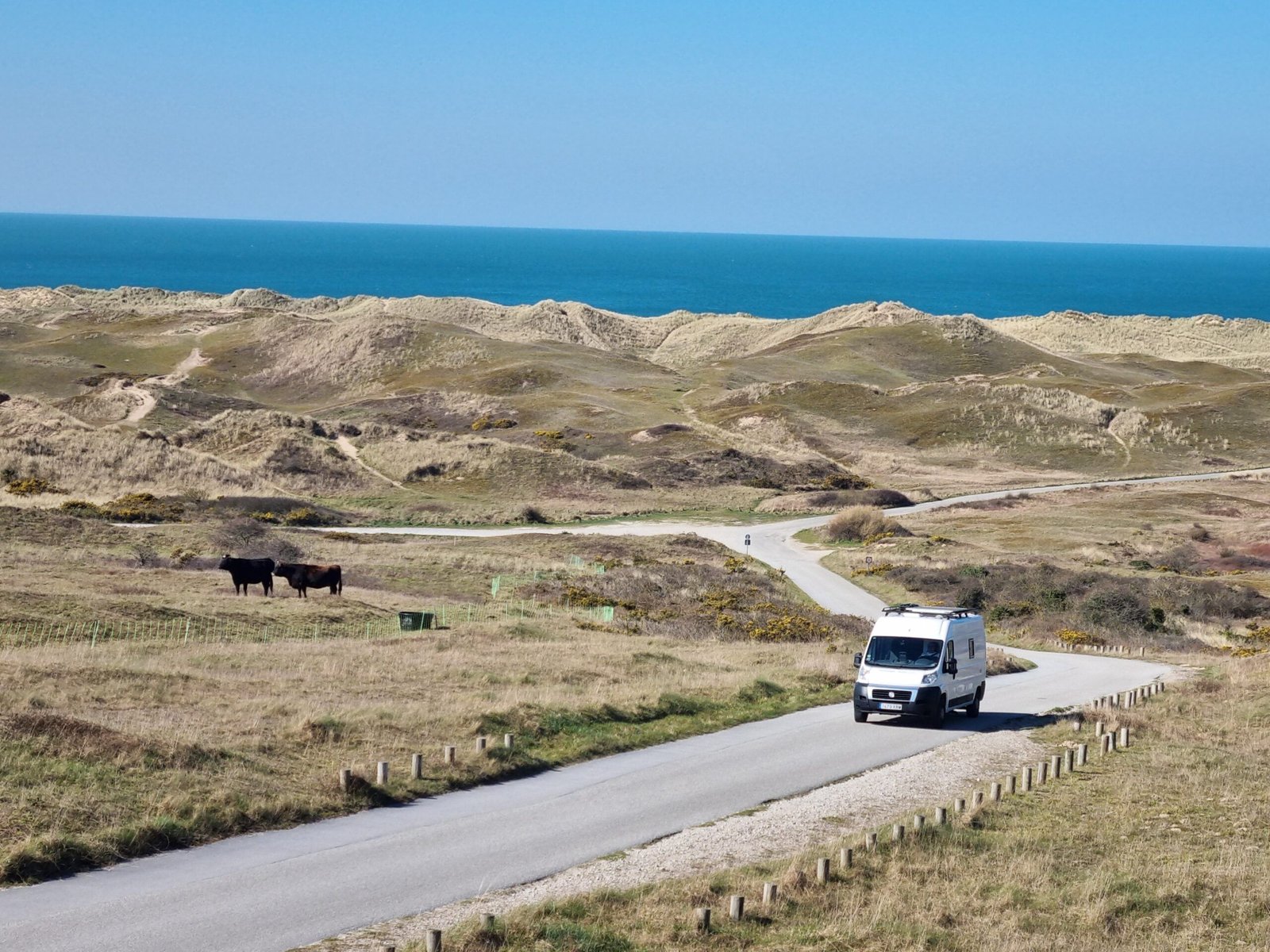 vivir en camper recorriendo carretera junto al mar