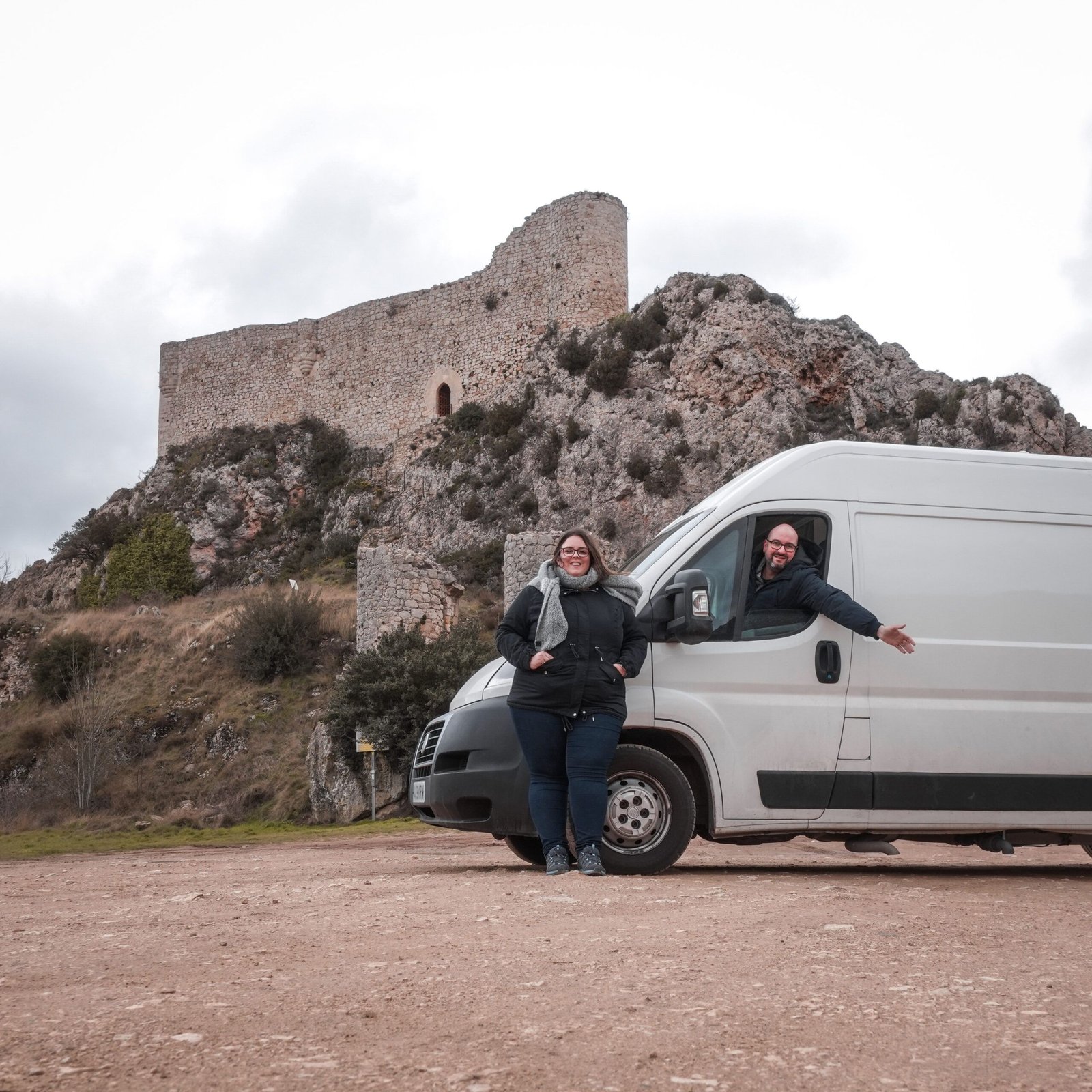 viajar en camper en pareja castillo scaled