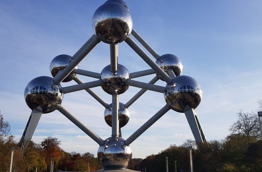 El Atomium de Bruselas, una estructura icónica con esferas metálicas que representan un cristal de hierro ampliado