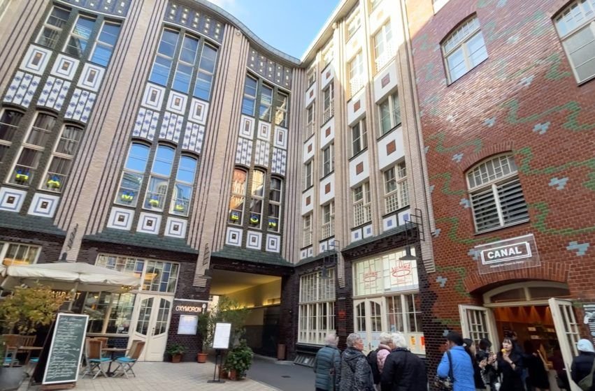 Entrada a los patios del Barrio Judío de Berlín, como Hackesche Höfe, con arte urbano y tiendas locales.