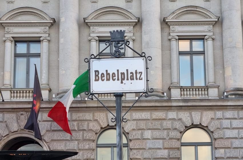 Bebelplatz en Berlín, lugar histórico conocido por la quema de libros en 1933.