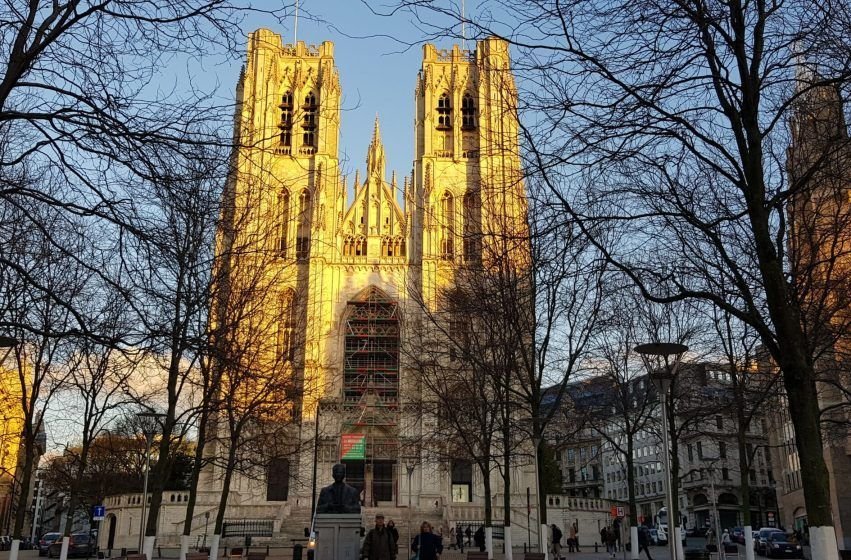 La Catedral de San Miguel y Santa Gúdula, una joya del gótico en Bruselas con impresionantes vidrieras.