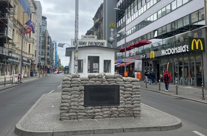 Checkpoint Charlie en Berlín, antiguo paso fronterizo entre Alemania Oriental y Occidental.