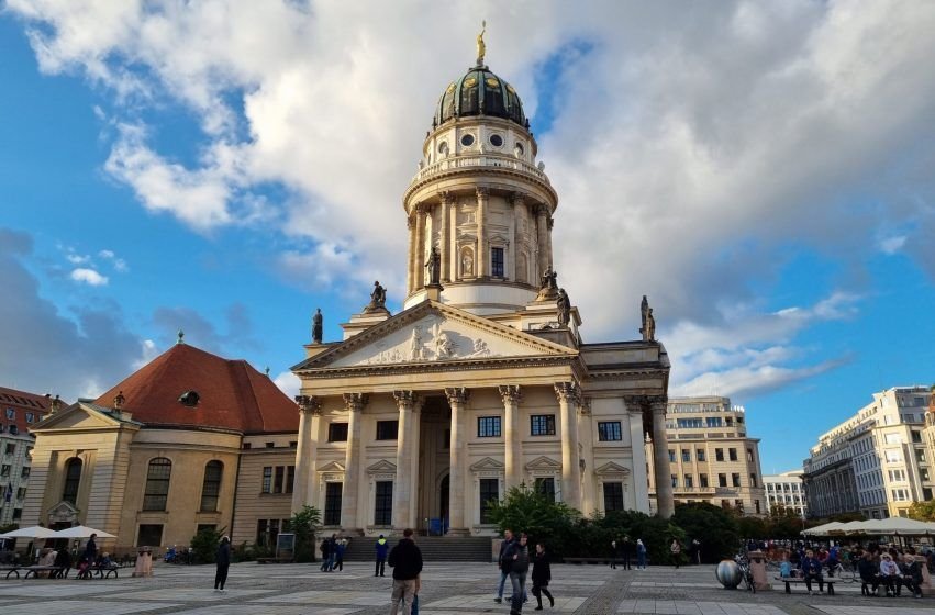 Vista de Gendarmenmarkt en Berlín con la Catedral Francesa, la Catedral Alemana y el Konzerthaus.