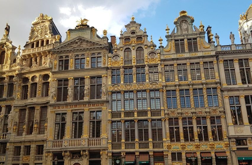 La Grand Place de Bruselas, declarada Patrimonio de la Humanidad por la UNESCO, rodeada de impresionantes edificios históricos.