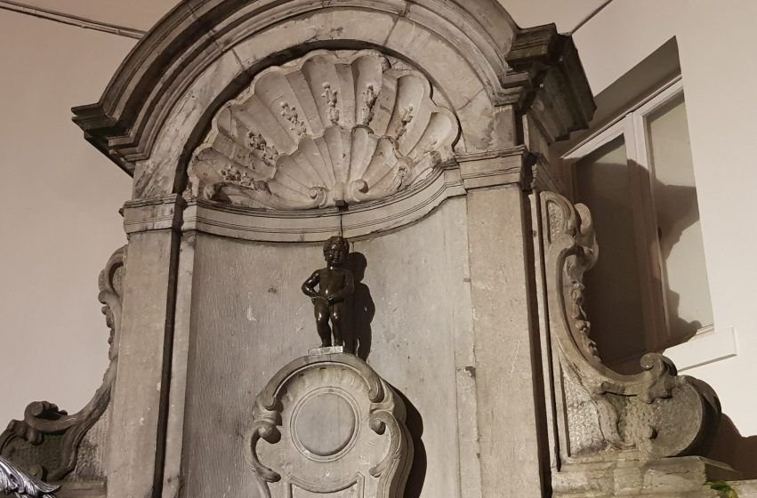 El Manneken Pis, la famosa estatua de bronce de un niño orinando, símbolo de Bruselas desde el siglo XVII.