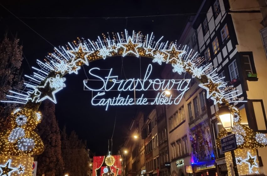 Cartel iluminado de “Strasbourg, Capitale de Noël” en la entrada del casco histórico.