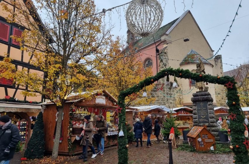 Mercado navideño en Alsacia con luces y puestos tradicionales