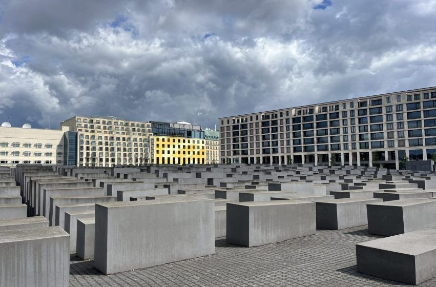 Monumento al Holocausto en Berlín, formado por bloques de hormigón de diferentes alturas.